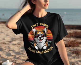 Magliette Corgi, Tiny Paws Huge Confidence, Maglietta divertente con cane, Regalo alla moda per gli amanti degli animali, Magliette con grafica di animali carini, Magliette artistiche uniche con Corgi