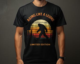 Magliette "Invecchiare come una leggenda", magliette Bigfoot, tramonto, Sasquatch, maglietta in edizione limitata, magliette divertenti per il compleanno, idea regalo