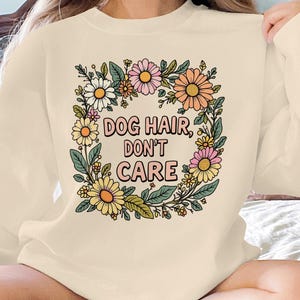 犬の毛を気にしないTシャツ、犬好きのグラフィックTシャツ、かわいい花柄の犬のデザイン、夏のカジュアルトップス、楽しいペットオーナーシャツ、ユニセックスギフトアイデア