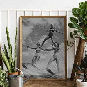 Stampa fotografica vintage di sci nautico, Arte del lago, Seleziona dimensione, Arredamento estivo per la casa, Stampa ad alta risoluzione in bianco e nero, Arredamento retrò per la casa sulla spiaggia