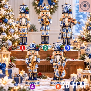 Op de afbeelding: Vijf notenkraker-beeldjes versierd met een blauw-wit bloemenpatroon. Elk figuur draagt een uniform met gouden accenten en houdt een muziekinstrument of trommel vast. De figuren zijn genummerd van één tot vijf en staan op houten plateaus.