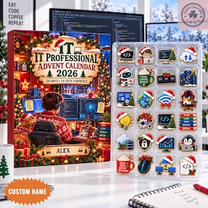 Op de afbeelding: Een IT Professional adventskalender 2026 met een feestelijke kantoorscène, inclusief een doorzichtige plastic tray met 24 individuele tech-thema emaille pins, versierd met kerstaccenten zoals kerstmutsen.