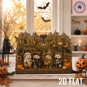 K&ouml;nnte beinhalten: Eine dekorative Halloween-Tischdekoration mit vier kost&uuml;mierten Igeln: eine Mumie, eine Hexe mit Besen, eine Vogelscheuche und ein Skelett. Sie stehen in einer Maislabyrinth-Kulisse mit K&uuml;rbissen, Sonnenblumen und einer Vogelscheuchenfigur.