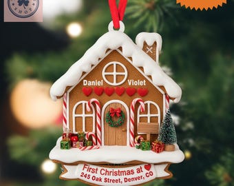 Puede incluir: Adorno navideño de casa de jengibre con glaseado blanco, bastones de caramelo y cinta roja. Presenta los nombres "Daniel" y "Violet", y el texto "First Christmas at 245 Oak Street, Denver, CO".