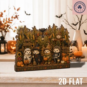 K&ouml;nnte beinhalten: Eine flache, dekorative Tischdekoration mit vier Igeln in Halloween-Kost&uuml;men, darunter eine Mumie, eine Hexe, eine Vogelscheuche und ein Skelett. Sie stehen vor einer Kulisse aus einem Maislabyrinth mit K&uuml;rbissen, Sonnenblumen und einer Laterne.