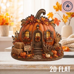 Op de afbeelding: Een decoratief pompoenvormig huis met een centrale boogdeur, twee ramen met luiken en een lantaarn boven de ingang. De buitenkant is versierd met herfstbladeren, hooibalen, een houten hek en een bordje met de tekst Welcome to our Patch.