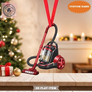 Könnte beinhalten: Roter und schwarzer Staubsauger-Weihnachtsschmuck mit dem Namen "HENRY" auf der Basis. Der Schmuck hängt an einem roten Band. Der Text "CUSTOM NAME" befindet sich über dem Schmuck. Die Worte "2D FLAT ITEM" stehen unten.