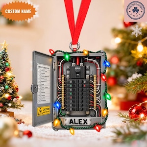 Peut inclure: Une décoration de Noël rectangulaire en forme de tableau électrique ouvert avec un ruban rouge. Le boîtier présente un interrupteur principal, plusieurs disjoncteurs, une liste de circuits et une étiquette de danger, entouré de guirlandes lumineuses.