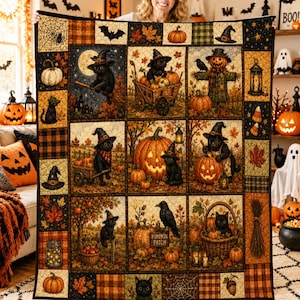 Pode incluir: Uma colcha de retalhos com tema de Halloween apresentando várias ilustrações de gatos pretos, abóboras, lanternas, corvos e folhas de outono. A colcha é composta por vários painéis retangulares com uma paleta de cores escuras e sazonais.