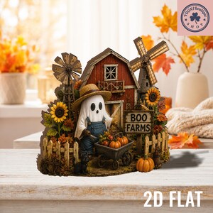 Puede incluir: Una figura decorativa de mesa que muestra un fantasma blanco con sombrero de paja y peto azul, frente a un granero rojo con un molino. La escena incluye un gato negro, una carretilla llena de calabazas y un letrero que dice BOO FARMS.