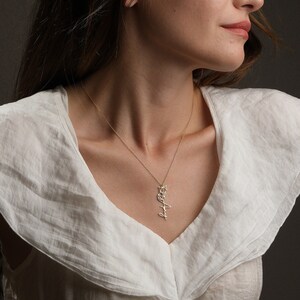 Collar con nombre y animal dorado, colgante con nombre personalizado, placa con nombre vertical, joyería personalizada escrita a mano, regalos para el día de San Valentín
