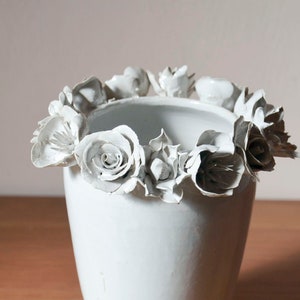 Romantico vaso in gres con fiori misti bianchi - gres -