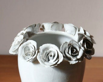 Große Steinzeug Vase in weiß mit Rosen - MADE TO ORDER - Handgemachte Keramik - Steinzeug -