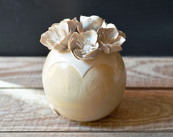 Little stoneware spherical  vase in white with a yellow base and 5 petals flowers - MADE TO ORDER -  Handmade Ceramics  - Stoneware -