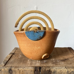 Kom van oranje en blauw steengoed voor muggenspiraal (zampirone) - Handgemaakt keramiek - Steengoed - MADE TO ORDER