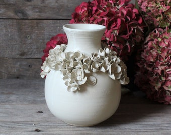 Steengoed vaas met gemengde bloemenkrans - OP BESTELLING GEMAAKT - Wit steengoed handgemaakt keramiek