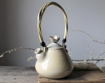 Anemone Teapot -  ivory glaze