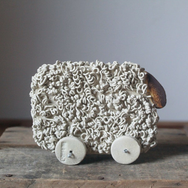 Keramik Schaf auf Rädern für Ihr Zuhause - Home Decor