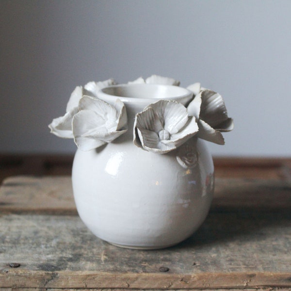 Kleine kugelförmige Flaschenvase aus Steinzeug in weiß mit 4 Blütenblättern Blumen - MADE TO ORDER - Handgefertigte Keramik - Steingut -