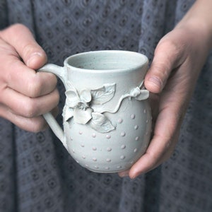 Steingut Tee Tasse mit einem Stiefmütterchen Handgefertigte Keramik - Steinzeug - hellblau - Becher