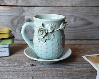 Tazza Alice in gres azzurra - IN PRODUZIONE - con rose e puntini rosa a rilievo - con piattino  - design 2
