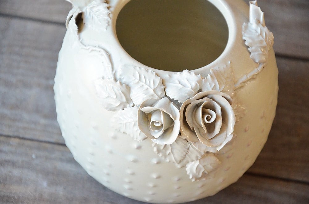 Vase avec Des Points et Roses - Roue Jeté Grès | Grès Vase