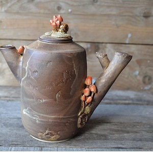 Handgemaakte theepot van steengoed – ontwerp met paddenstoel en slak - MADE TO ORDER