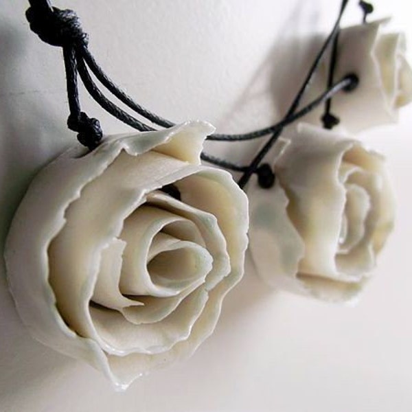 Limoges Porzellan Rose Halskette – Drei weiße Blumen, handgefertigt in Italien