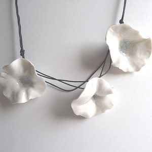 Collana di porcellana con tre fiori di porcellana bianca -