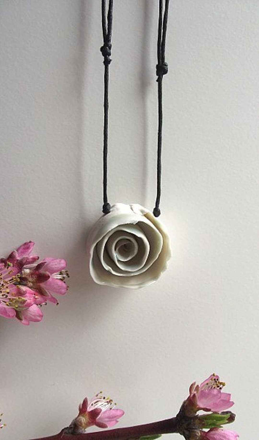 WHITE ROSE PEDANT NECKLACE