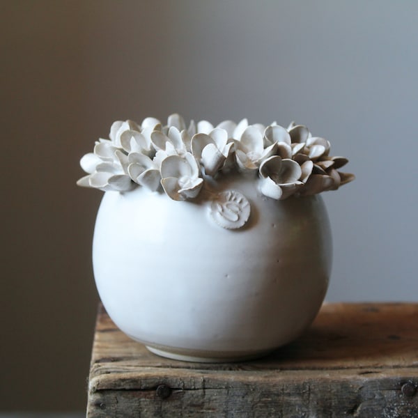 Kleine kugelförmige Vase aus Steinzeug in weiß mit Hortensienblüten - MADE TO ORDER - Handgefertigte Keramik