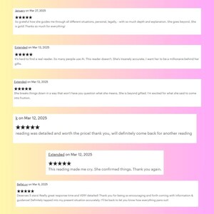 Puede incluir: Una captura de pantalla de rese&ntilde;as de clientes con un fondo degradado rosa y blanco. Las rese&ntilde;as est&aacute;n en un cuadro de texto blanco con una calificaci&oacute;n de cinco estrellas. Las rese&ntilde;as elogian la precisi&oacute;n, la profundidad y la orientaci&oacute;n del lector. El texto incluye frases como "detallado y vale la pena el precio" y "me hizo llorar."