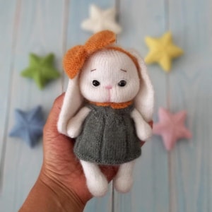 服を着たかわいいウサギ、手作りのニットウサギ