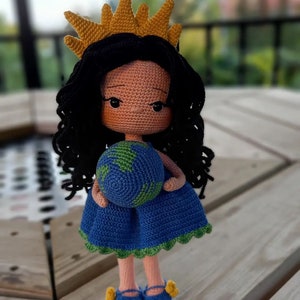 Bonita muñeca de tierra amigurumi hecha a mano, muñeca de crochet