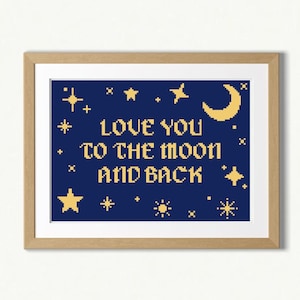 Pode incluir: Um padrão de ponto cruz emoldurado com um fundo azul marinho e estrelas amarelas e uma lua crescente. O texto diz "Amo você até a lua e de volta".
