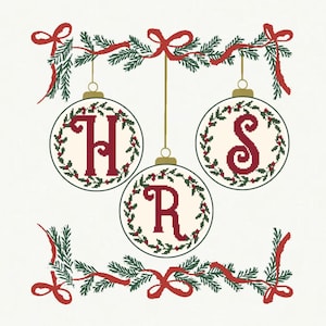 Könnte beinhalten: Drei rote und grüne Weihnachtskugeln mit den Buchstaben "HRS" bestickt. Die Kugeln hängen an einer Girlande aus grünen Kiefernästen mit roten Schleifen.