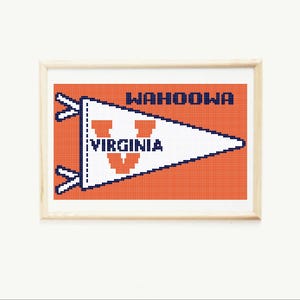 Könnte beinhalten: Ein gerahmter Druck eines Wimpels mit den Worten "WAHOOOWA" und "VIRGINIA" in blauer Schrift auf weißem Hintergrund. Der Wimpel befindet sich auf einem orangefarbenen Hintergrund.