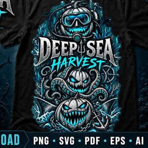 Peut inclure: Un t-shirt noir avec un motif graphique intitulé Deep Sea Harvest. L'illustration montre trois citrouilles d'Halloween bleu lumineuses sous l'eau, entourées de tentacules, d'un masque de plongée, d'une ancre et de bulles, avec le texte Deep Sea Harvest.