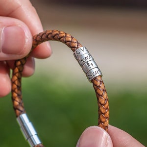 Pulsera de cuero personalizada para hombre, cuentas de plata personalizadas de cuero marrón retro con nombres de niños, regalos de Navidad para el día del padre para el esposo y el abuelo