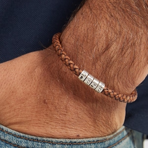 Personaliseer zilveren herenkralenarmband. Bruine leren armband met handgemaakte naamkralen, kerst Vaderdagcadeaus voor man opa kinderen