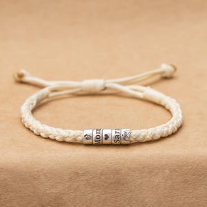 Pulsera trenzada con dijes de plata grabados a medida • Pulsera ajustable con cordón japonés • Pulseras de pareja Regalo de aniversario para madres y novias