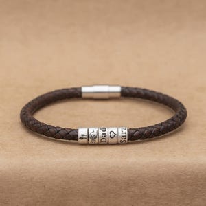 Gepersonaliseerde herenarmband in aangepast formaat, handgemaakte namenarmband met zilveren kralen, vaderdag kerstcadeaus voor hem kind vader vriendje