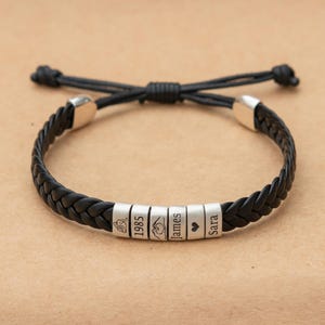 Händchenhaltendes Armband: Personalisiertes geflochtenes Lederarmband mit verstellbarem Schiebeknoten, romantischer Partnerschmuck, individuelle Gravur