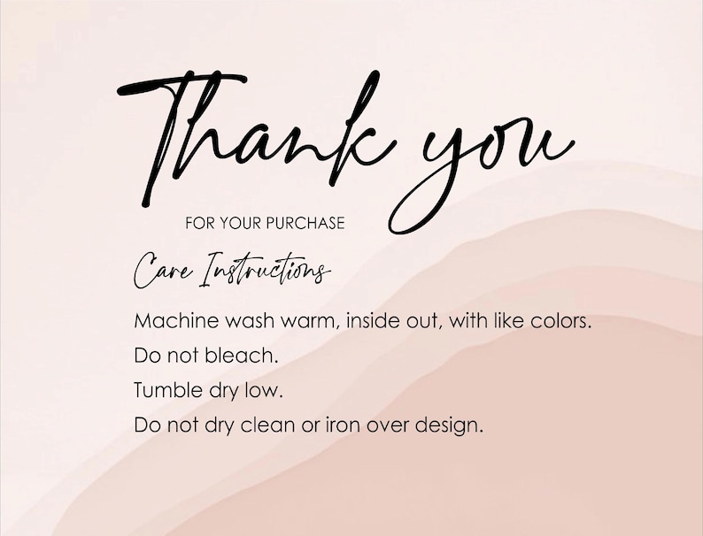 Op de afbeelding: Bedankt voor uw aankoop. Wasinstructies: Machinewas warm, binnenstebuiten, met gelijke kleuren. Niet bleken. Drogen in de droger op lage temperatuur. Niet chemisch reinigen of strijken over het ontwerp.