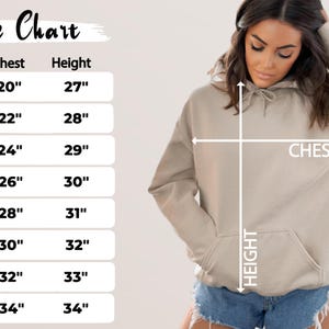 Op de afbeelding: Maattabel voor een hoodie met metingen in inches voor borst en hoogte. De maten vari&euml;ren van S tot 5XL.