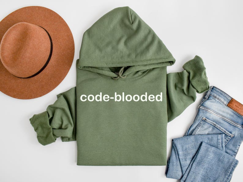 Op de afbeelding: Een groene hoodie met de tekst "code-blooded" in wit op de voorkant.