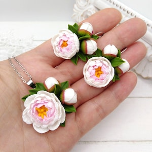 weiße Pfingstrosen Ohrringe Designer Ohrringe Winterschmuck Polymer Clay Blütenohrring Pink Miniatur Pfingstrosen Floral Stil Handgefertigte Blume