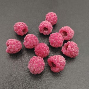 Handgemaakte fluwelen frambozenkralen, frambozenbedeltjes van polymeerklei, realistische bessenkralen voor het maken van sieraden, doe-het-zelf kettingen, armbanden en oorbellen