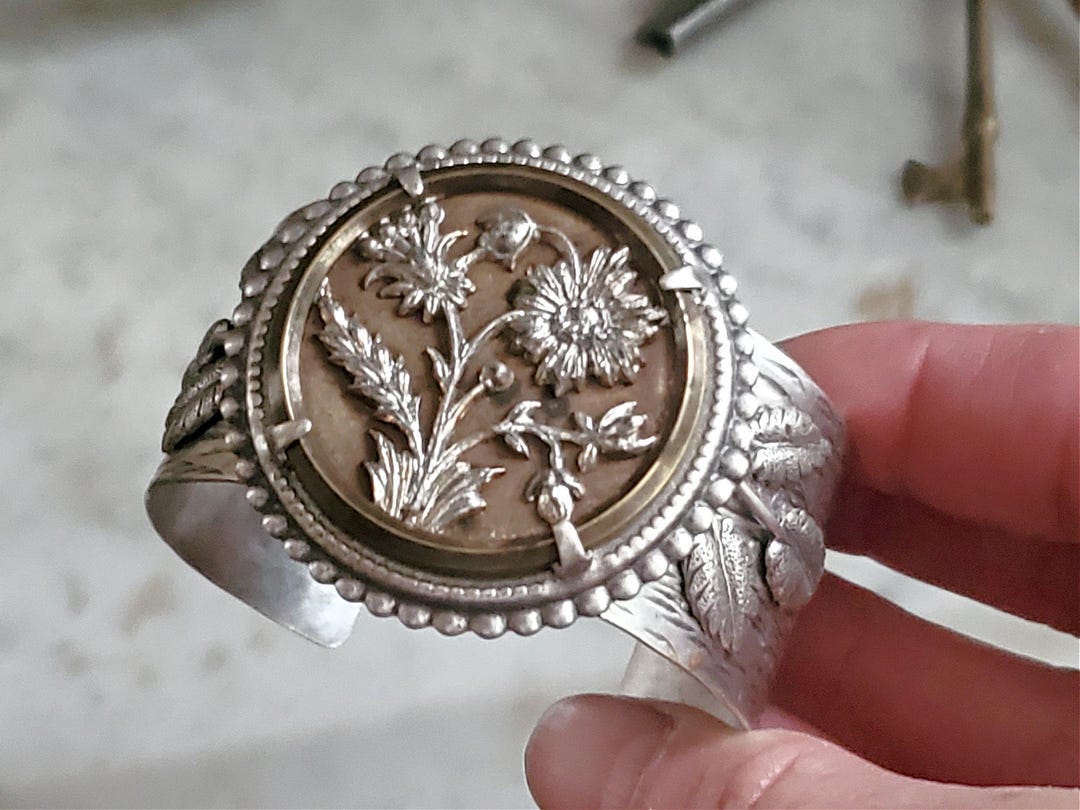 Bracelet Manchette Ancien - Décor Fleurs En Argent / Métal Argenté - Bijou Vintage