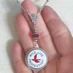 Collar con colgante de cuentas de rubí para protección de la vida silvestre / Joyería reciclada de aves y patos / Pines coleccionables de conservación en rojo, blanco y azul